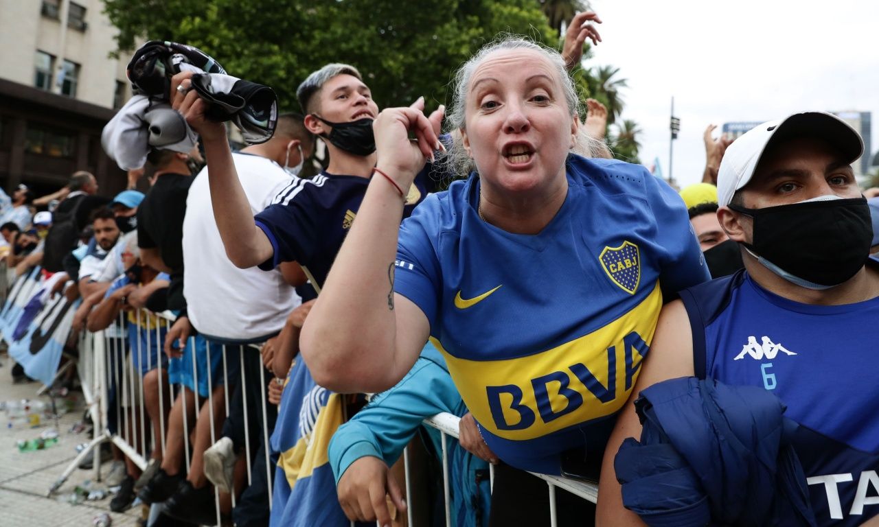 ชาวอาร์เจนตินามารอเคารพศพ ดีเอโก มาราโดนา ที่ทำเนียบประธานาธิบดีในกรุงบัวโนสไอเรส เมื่อ 26 พ.ย.63 