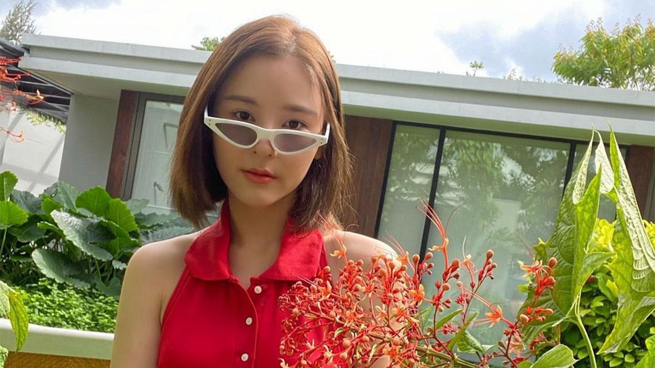 นี่ก็เข้าใจผู้หญิงสวยที่มีแฟนขี้หวง! ดูจากที่โพสต์ภาพใน IG ของ ออม-สุชาร์ ใส่ชุดว่ายน้ำแทบปิดถึงลูกกระเดือก! ...เอิ่ม ชุดนี้ใส่เดินไปเซเว่นหน้าปากซอยยังได้เลยนะ! (เบ้ปากกรอกตาบน)