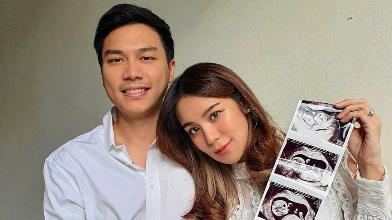 ส่วนรายนี้ดีใจยิ่งกว่าอื่นใด ขนมจีน-กุลมาศ นำภาพอัลตราซาวด์มาอวดใน IG ประกาศข่าวดีว่า ตอนนี้ท้องได้ 13 สัปดาห์แล้วจ้า!... เอาล่ะน้าๆป้าๆเก็บทองไว้รับขวัญหลานแต่เนิ่นๆ.