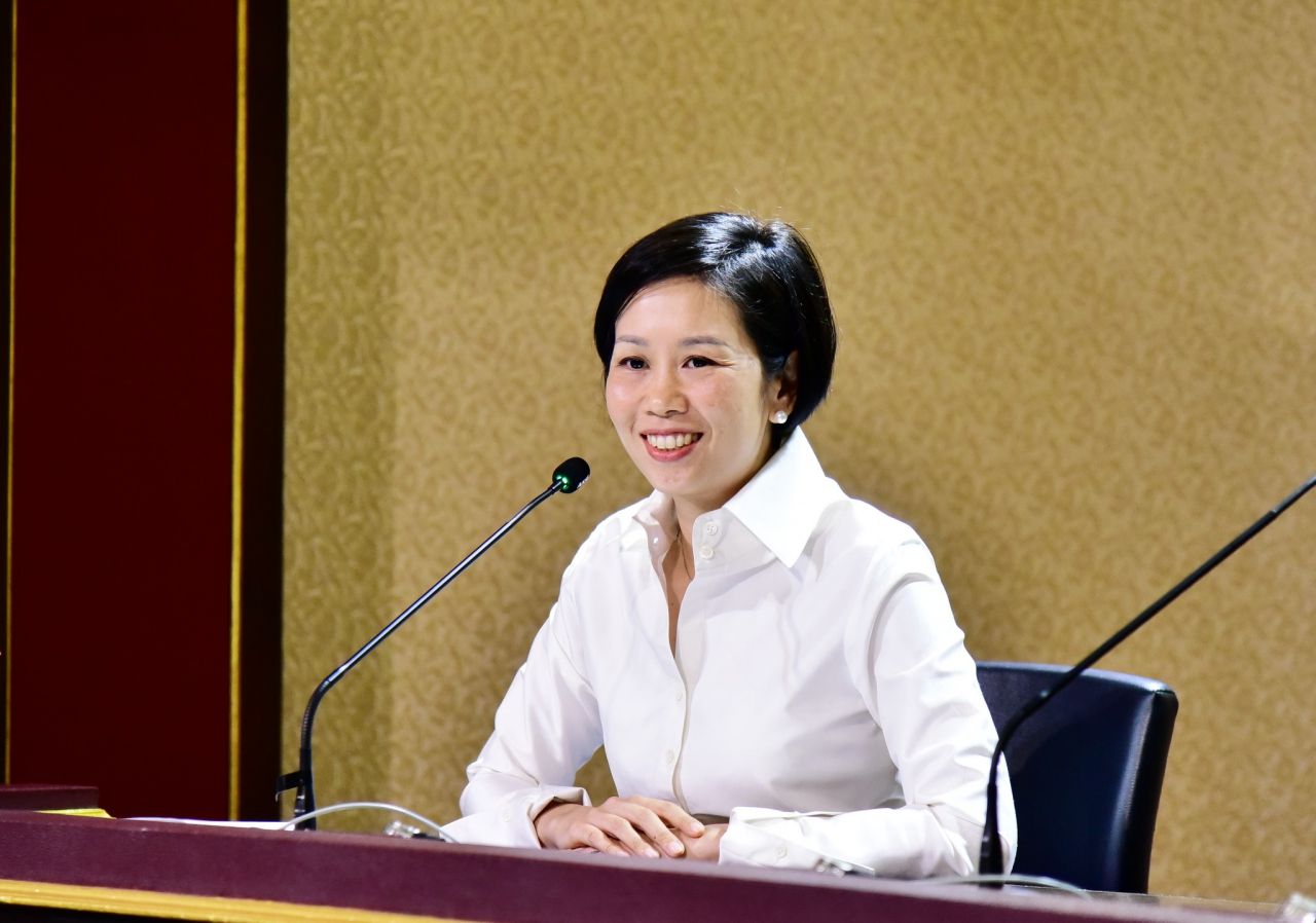 น.ส.รัชดา ธนาดิเรก รองโฆษกประจำสำนักนายกรัฐมนตรี