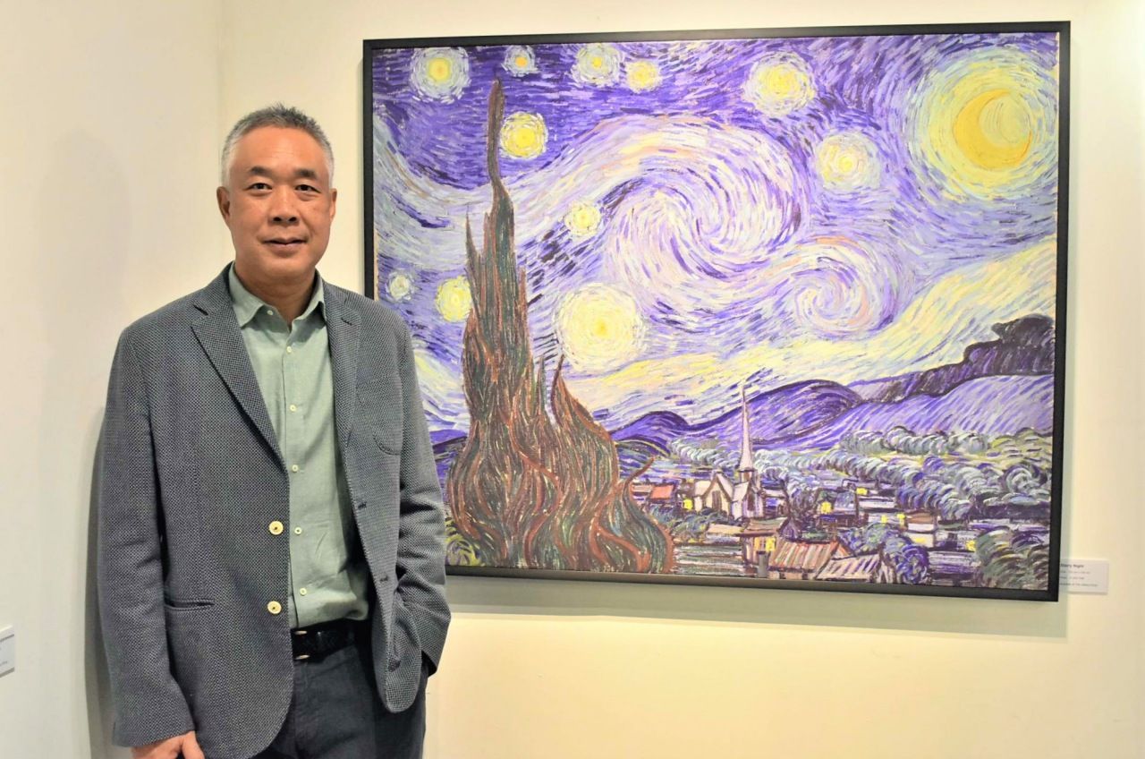 กวีพันธ์ เอี่ยมสกุลรัตน์ นายกสมาคมศิษย์เก่าศศินทร์ และผู้ก่อตั้งอาณาจักร คริสตัล ดีไซน์ เซ็นเตอร์ (CDC)  ผู้หลงใหลในงานศิลป์