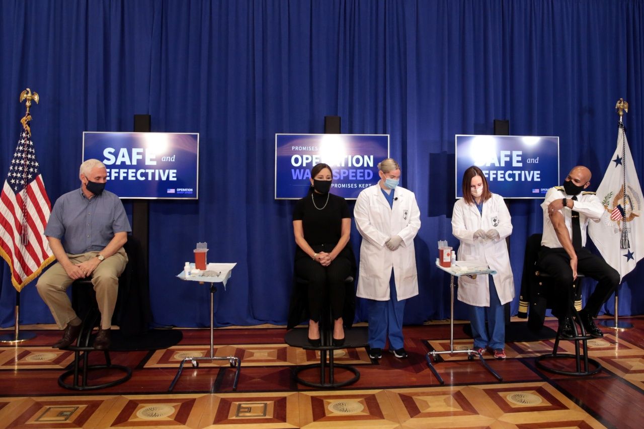 รองประธานาธิบดีไมค์ เพนซ์ (ซ้าย) นางคาเรน เพนซ์ และดร.เจโรม อดัมส์ แพทย์ใหญ่สหรัฐฯเข้ารับการฉีดวัคซีนป้องกันโควิด-19 เมื่อ 18 ธ.ค.63 ซึ่งมีการถ่ายทอดสดทางทีวีเพื่อสร้างความมั่นใจให้ชาวอเมริกัน