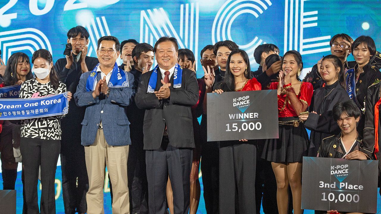 สายแดนซ์ K–POP สภาที่ปรึกษาเพื่อการรวมชาติแห่งสาธารณรัฐเกาหลี โดย คยองจิน ลี เป็นประธานจัดการประกวดเต้น 2020 K-POP Dance Contest ครั้งที่ 1 มอบเงินรางวัลผู้ชนะเลิศเป็นทุนการศึกษามูลค่า 15,000 บาท และรางวัลที่ 2 และ 3 ตามลำดับ โดยมีเดียน่า เกิร์ลกรุ๊ปวง TERRA ร่วมเป็นคณะกรรมการ.