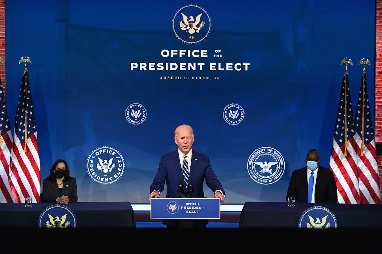 คามาลา แฮร์ริส (ซ้าย), โจ ไบเดน (กลาง) และ ลอยด์ ออสติน