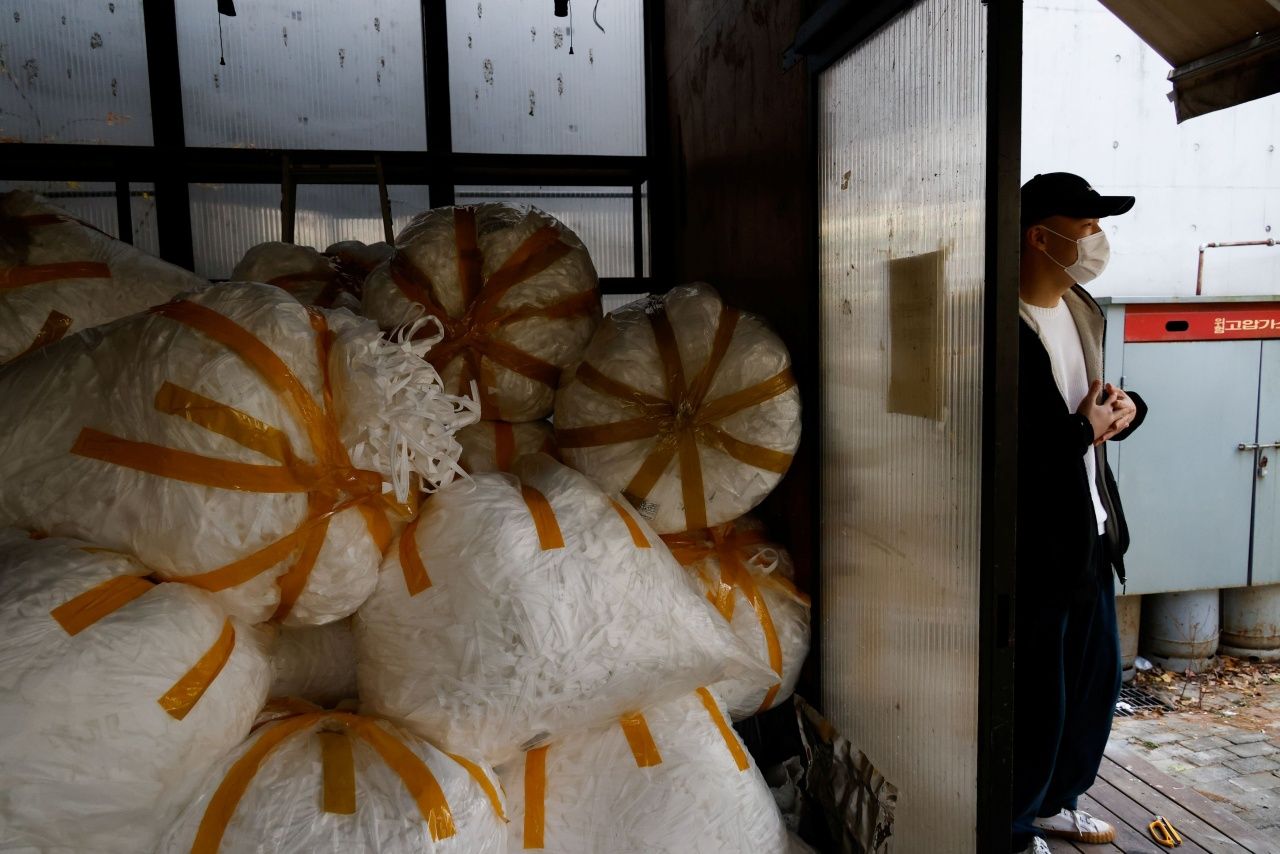 โรงงานแห่งหนึ่งในเกาหลีใต้มอบหน้ากากอนามัยซึ่งมีจุดบกพร่องไม่ได้มาตรฐาน ในการนำมารีไซเคิลเป็นเก้าอี้พลาสติก