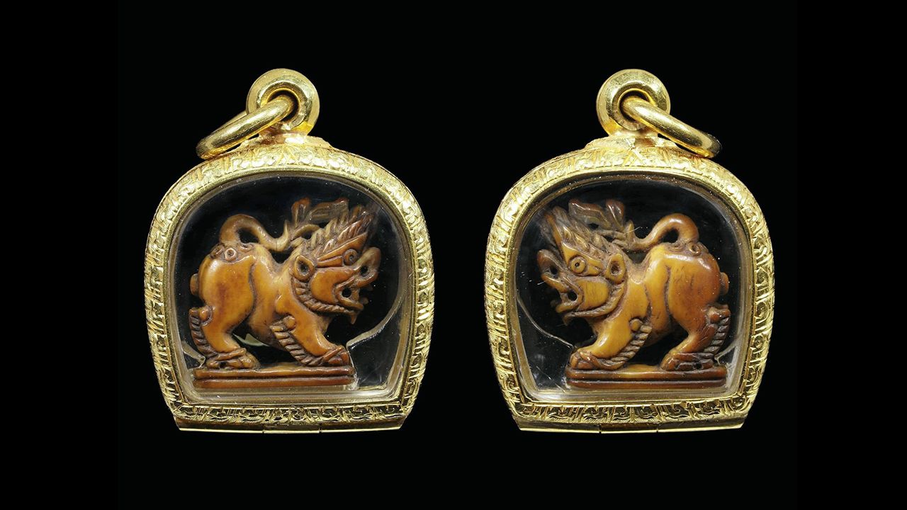 พระพิมพ์พระพุทธ เศียรแหลม เนื้อตะกั่ว หลวงพ่อผุดวัดวังเวียน ของ เบิ้ล ท่าพระจันทร์.