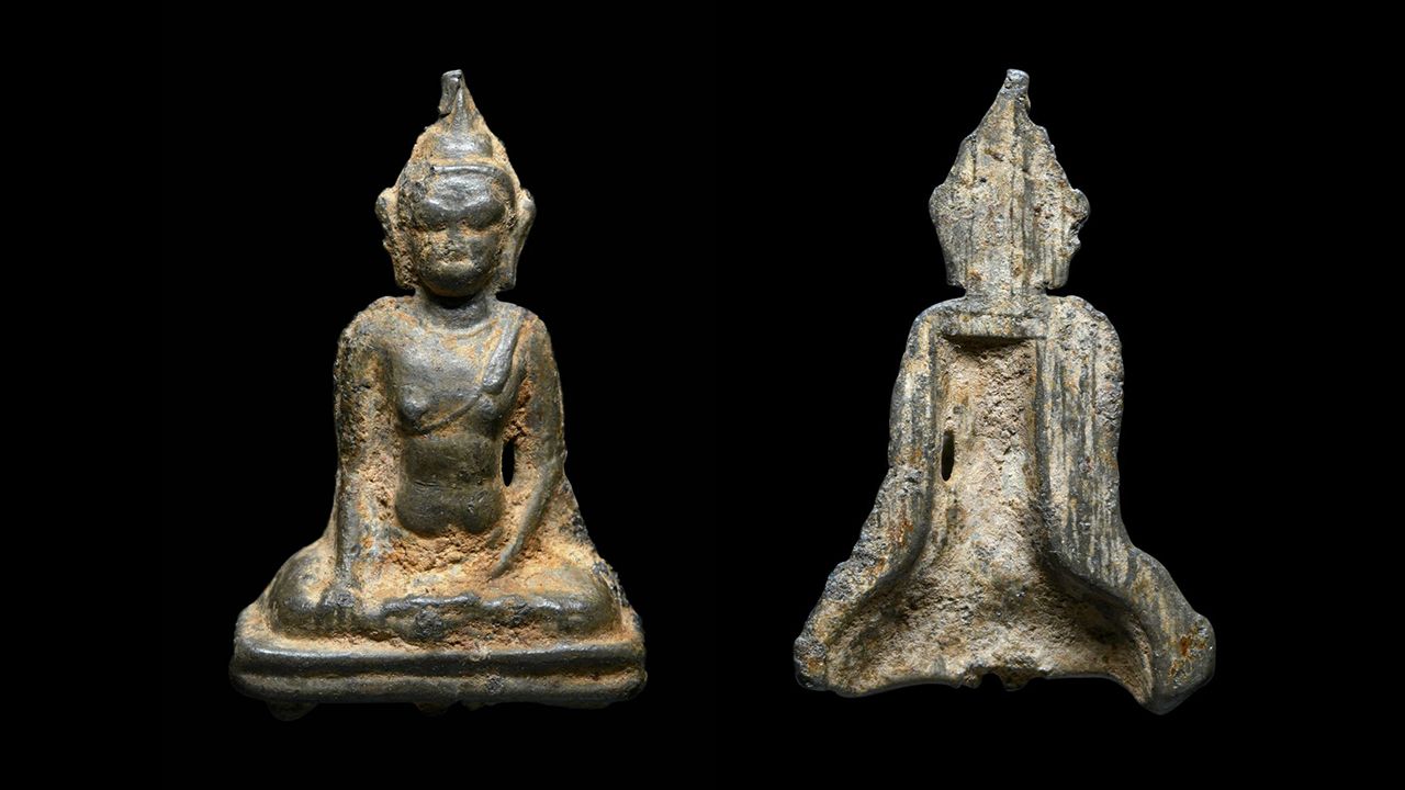 พระร่วงนั่งหลังลิ่มกรุเก่าวัดช้างล้อม สุโขทัย ของ นพ.อติชาติ หยงสตาร์.