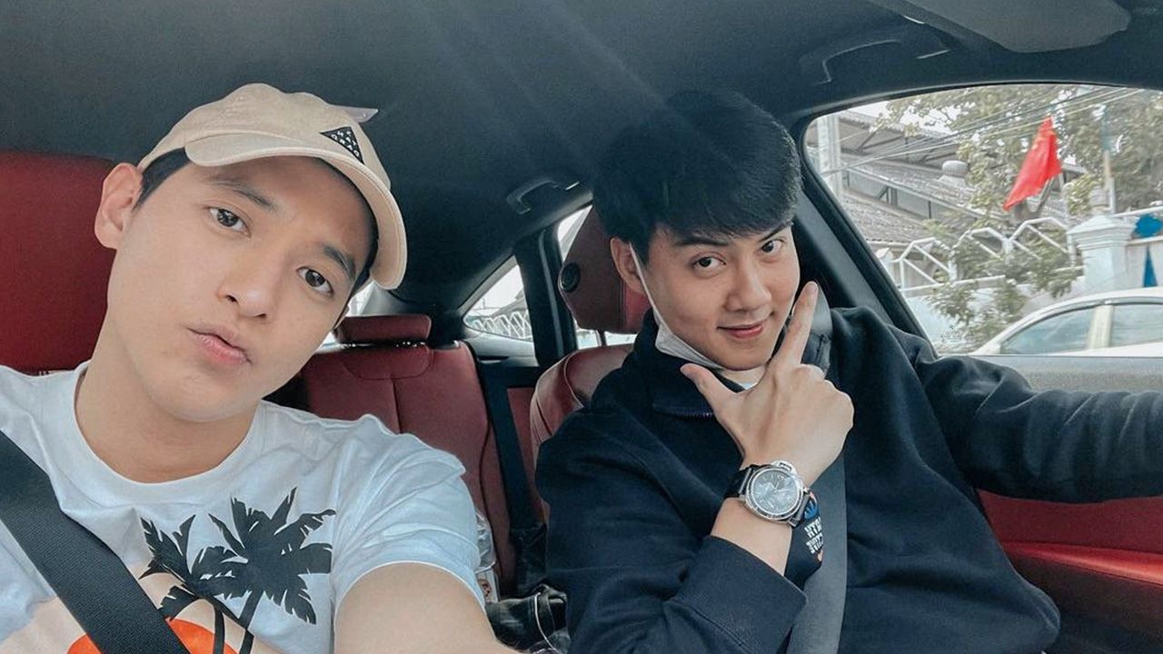 ด้านหนุ่ม ต้น–อาชว์ ที่ยังแขวนป้ายคนโสด ก็ได้เพื่อนร่วมแก๊งอย่าง เจมส์–จิรายุ ชวนมานั่งเป็นตุ๊กตาหน้ารถพาเที่ยวแก้เหงาไป...อ้าว พาเพื่อนเที่ยว แล้วปล่อยให้ น้องโฟม เหงาแทนงั้นเหรอ?