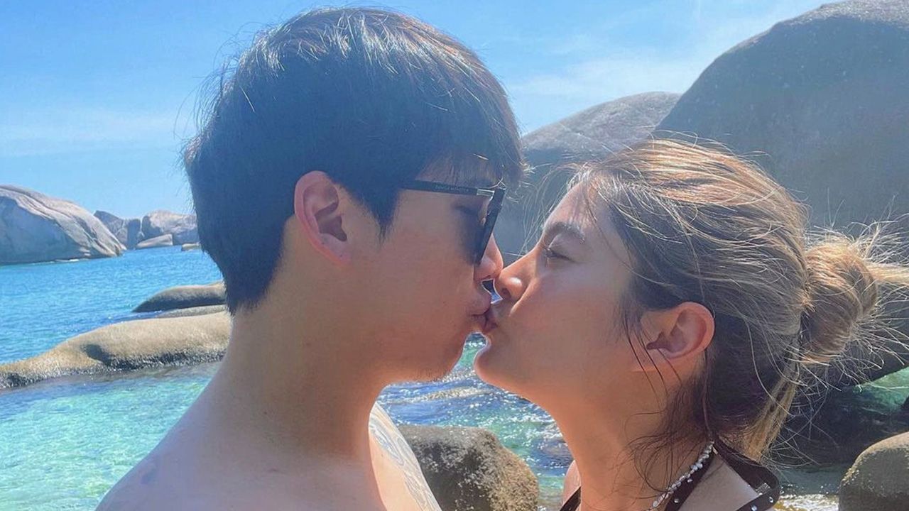 แต่งงานจนมีลูกด้วยกันแล้ว ล่าสุด ป๊อก-มาร์กี้ ก็ยกครอบครัวไปฉลองครบรอบแต่งงาน 3 ปีกันบนเรือยอชต์ และยังโชว์โพสต์ภาพหวานจูจุ๊บกัน...จบทริปนี้ มีก้า-มีญ่า จะมีน้องซะละม้าง?