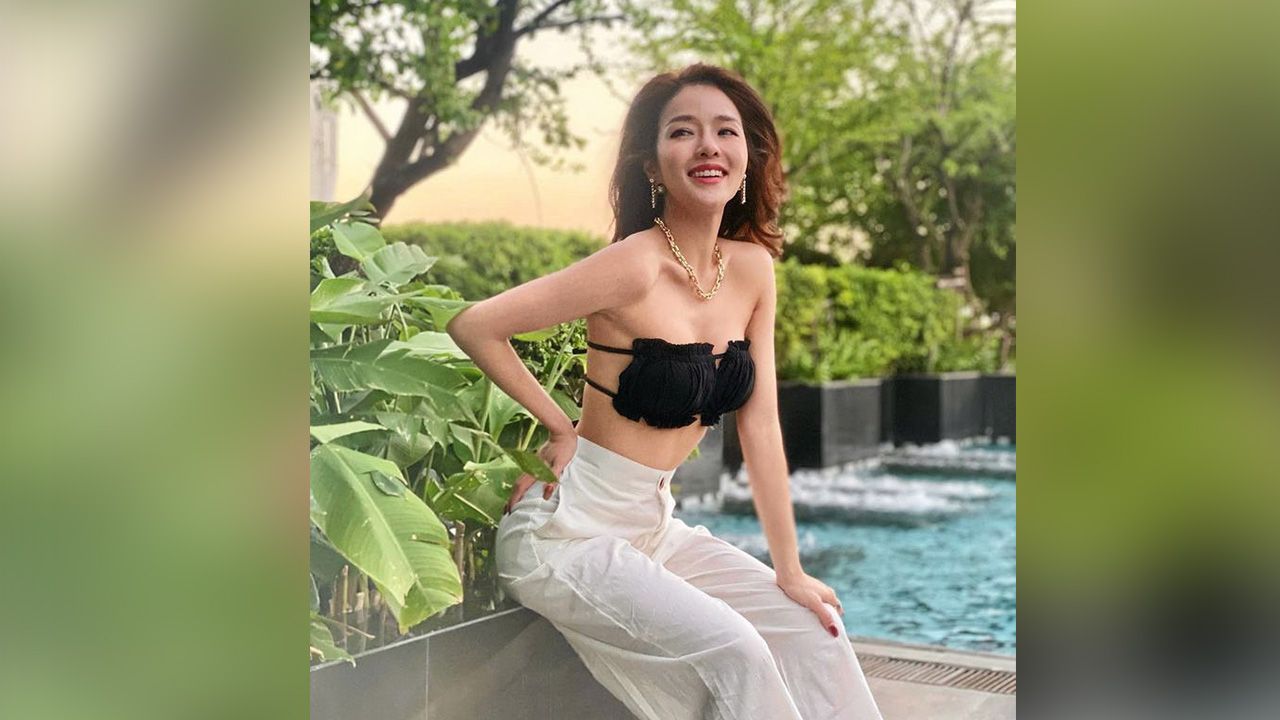 คนนี้ก็ขี้อ้อน แอร์-ภัณฑิลา ออกมาโพสต์โชว์ชุดว่ายน้ำทูพีซท่อนบนเซ็กซี่เบาๆ พร้อมเขียนแคปชันว่า “ขอขายชุดว่ายน้ำหาตังค์ไปให้พ่อหน่อยนะคะ”...แหม่ ไม้เรียวในมือพ่อนี่สั่นเลย!