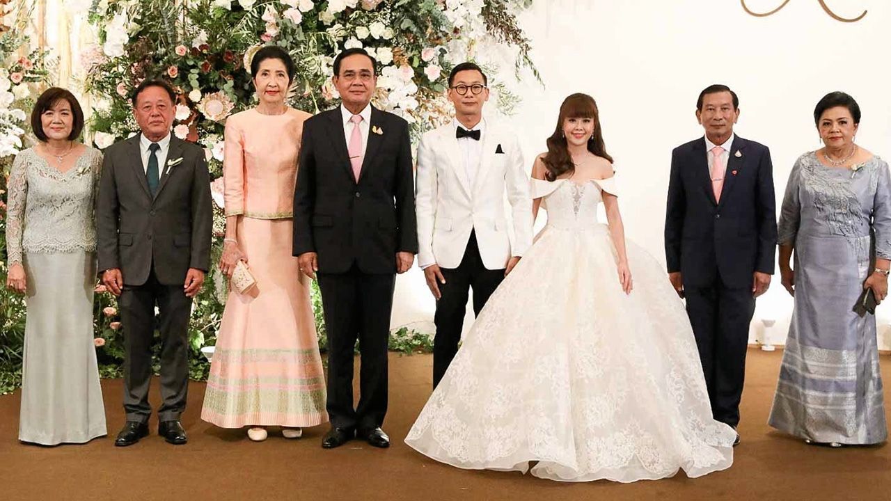 วันวิวาห์ พล.อ.ประยุทธ์ จันทร์โอชา นายกรัฐมนตรี เป็นประธานในงานวิวาห์ระหว่าง พัทธนันท์ บุตรี ธวัช-อรุณี บัวผุด กับ ขวัญวัฒน์ บุตร พล.อ.ฉัตรชัย-พล.ต.หญิง อัญรัช สาริกัลยะ โดยมี รศ.นราพร จันทร์โอชา มาร่วมอวยพรด้วย ที่โรงแรมดิ แอทธินี โฮเทล แบงค็อก วันก่อน.