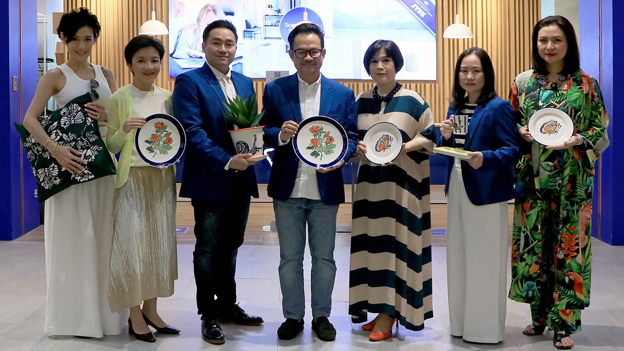 บ้านสวยได้ กฤษณ โชคพิพัฒนผล เปิดตัว Under Beautiful Blue Sky by Ploy Chariyaves × JYSK คอลเลกชันของตกแต่งบ้านด้วยงานเซรามิกและงานผ้า โดยมี พลอย จริยะเวช, กษมา พิสิษฐ์กุล และ คมสัน บพิตรพิทักษ์ มาร่วมงานด้วย ที่ร้าน JYSK สามย่านมิตรทาวน์ วันก่อน.
