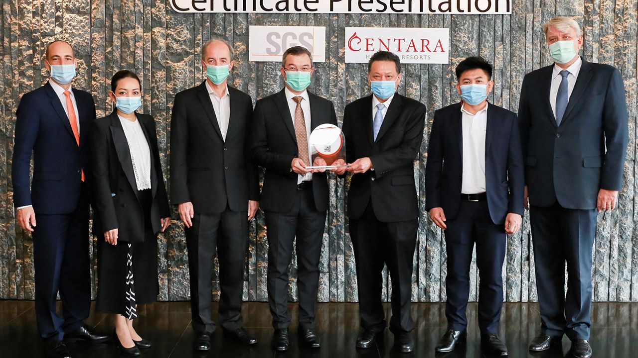 ภูมิใจ ธีระยุทธ จิราธิวัฒน์ รับรางวัล Centara Complete Care โปรแกรมการบริการด้านสุขอนามัยให้สอดคล้องกับวิถีชีวิตแบบใหม่เพื่อความปลอดภัยของลูกค้า จาก จิโรจ ณ นคร กก.ผจก.บ.เอสซีจี โดยมี เดวิด กู๊ด มาร่วมในพิธีด้วย ที่โรงแรมเซ็นทาราแกรนด์ เซ็นทรัลเวิลด์ วันก่อน.