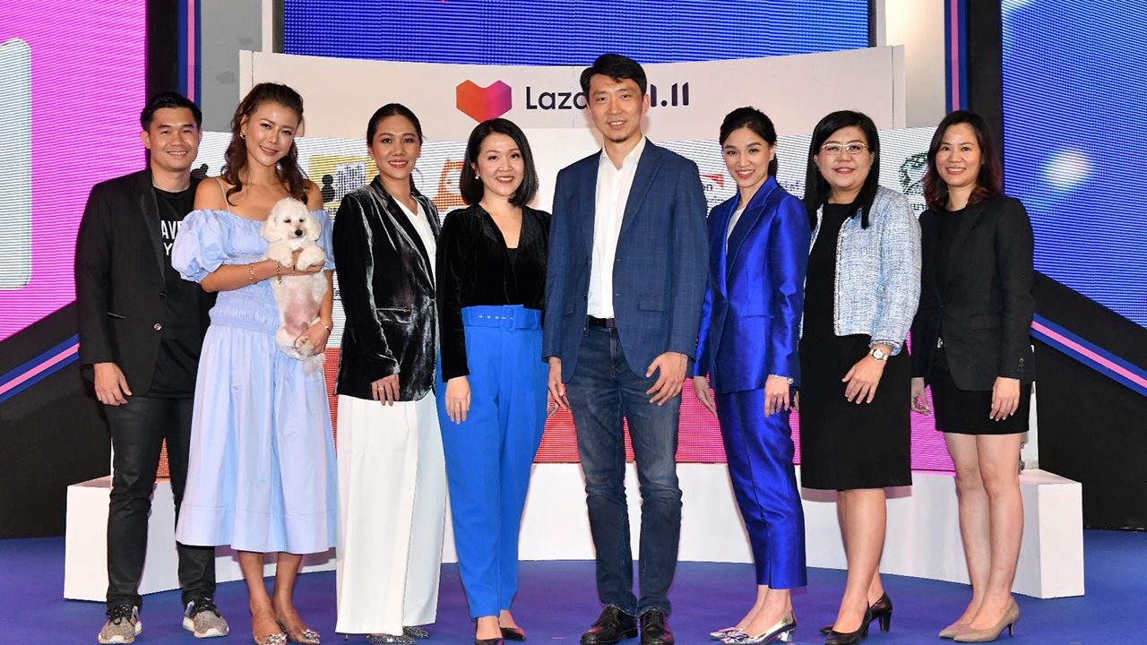 ช้อปเพลิน แจ็ค จาง จัดงาน “Lazada 11.11 Biggest One-Day Sale” มหกรรมช้อปลดครั้งใหญ่สุดแห่งปี โดยมี ภารดี สินธวณรงค์, ธนิดา ซุยวัฒนา, นิฏฐากร วงศ์วรรณ, ดวงดาว มหะนาวานนท์ และ มาริสา วิวัฒนะประเสริฐ มาร่วมงานด้วย ที่ดิ เอ็มควอเทียร์ วันก่อน.