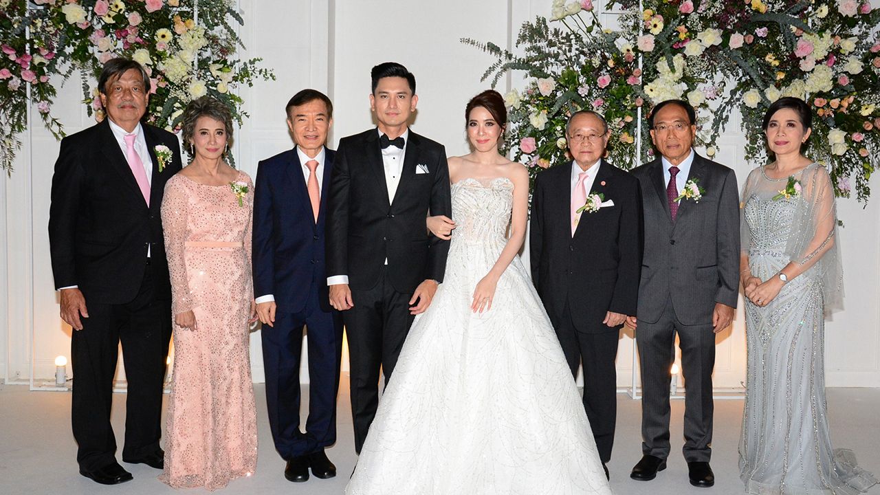 วิวาห์ชื่นมื่น ดร.สุเมธ ตันติเวชกุล เป็นประธานในงานวิวาห์ระหว่าง อังคณา บุตรี พรชัย-ชนากานต์ เวสสานนท์ กับ วันปีติ บุตร ปัญญา-แสงทิพย์ ยิ้มละมัย โดยมี สราวุธ วัชรพล มาร่วมอวยพรด้วยความปลื้มปิติ ที่โรงแรมพูลแมน คิง เพาเวอร์ ค่ำวันก่อน.