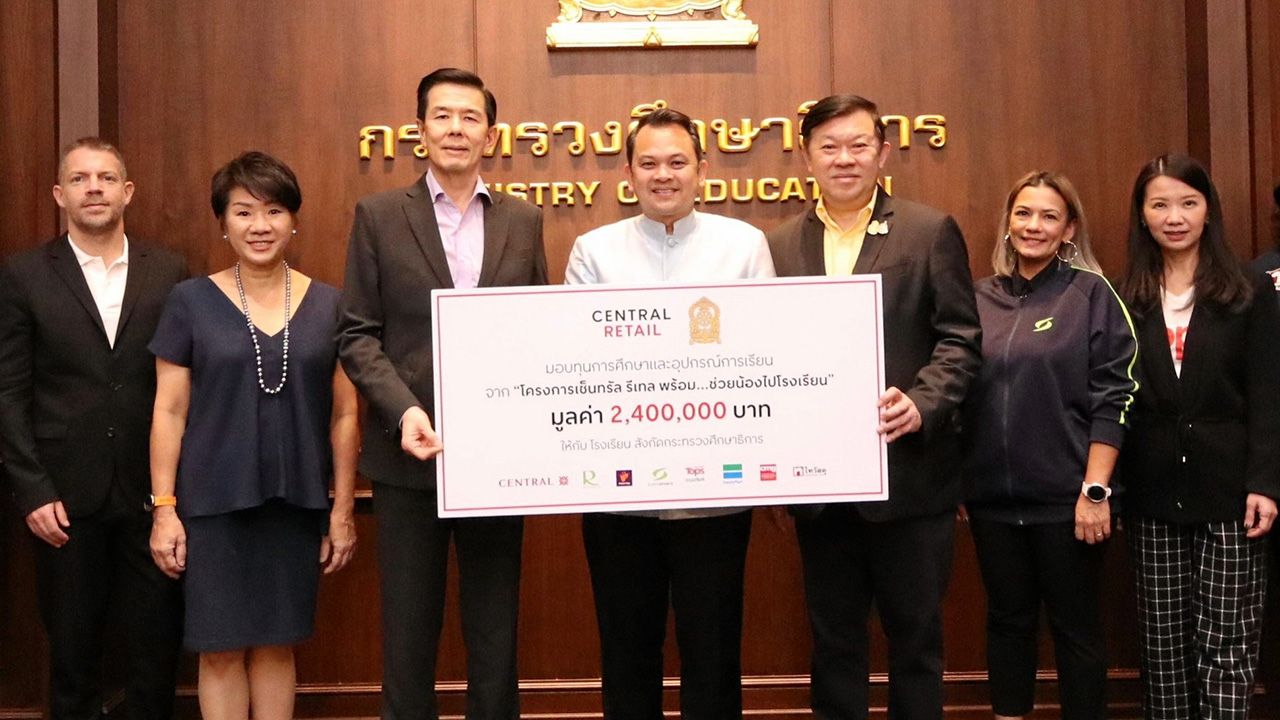 ณัฏฐพล ทีปสุวรรณ รมว.ศึกษาธิการ รับมอบทุนการศึกษา และอุปกรณ์การเรียนให้ 8 โรงเรียนในถิ่นทุรกันดาร มูลค่า 2,400,000 บาท จาก ญนน์ โภคทรัพย์ ในโครงการเซ็นทรัล รีเทล พร้อมช่วยน้องไปโรงเรียน โดยมี พิชัย จิราธิวัฒน์ มาร่วมมอบด้วย ที่กระทรวงศึกษาธิการ วันก่อน.