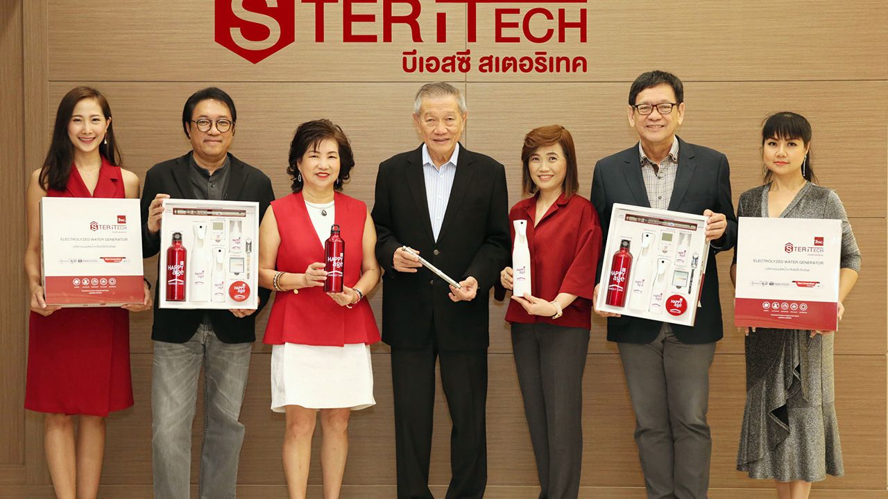 บุญเกียรติ โชควัฒนา เปิดตัวอุปกรณ์นวัตกรรมใหม่ “BSC STERITECH” เครื่องผลิตน้ำยาฆ่าเชื้อเปลี่ยนจากน้ำประปาภายในบ้านให้เป็นอิเล็กโทรไลต์ โดยมี กัญญารัตน์ บุญสำเร็จ, สรโชติ อำพันวงศ์ และ กาญจนา ตั้งเสรีสุขสันต์ มาร่วมงานด้วย ที่ บ.ไอ.ซี.ซี.อินเตอร์เนชั่นแนล วันก่อน.