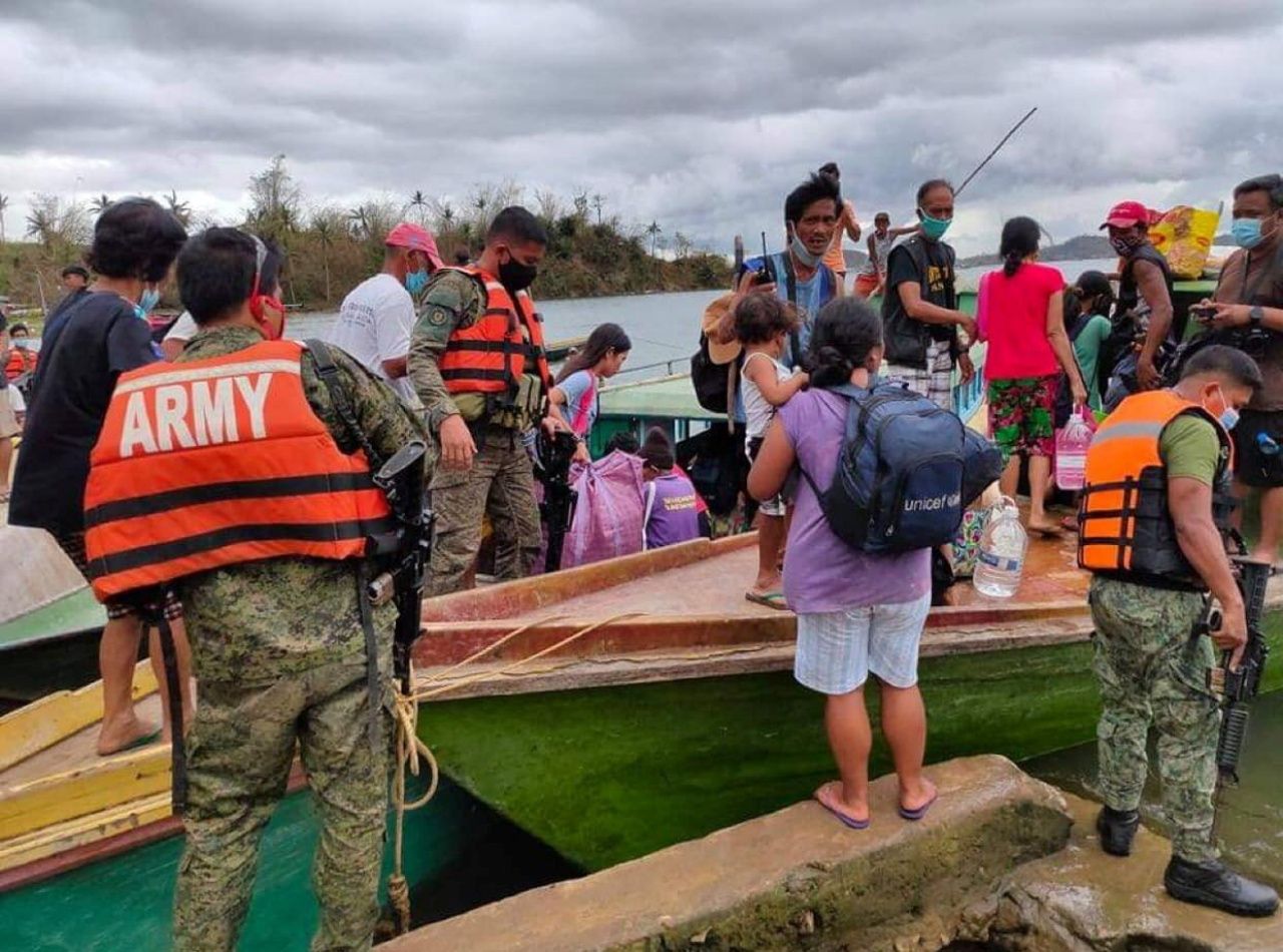 ทหารฟิลิปปินส์อพยพชาวบ้านที่อาศัยอยู่ในพื้นที่เสี่ยงภัย ก่อนพายุไต้ฝุ่นแวมโค จะเคลื่อนตัวมาถึง