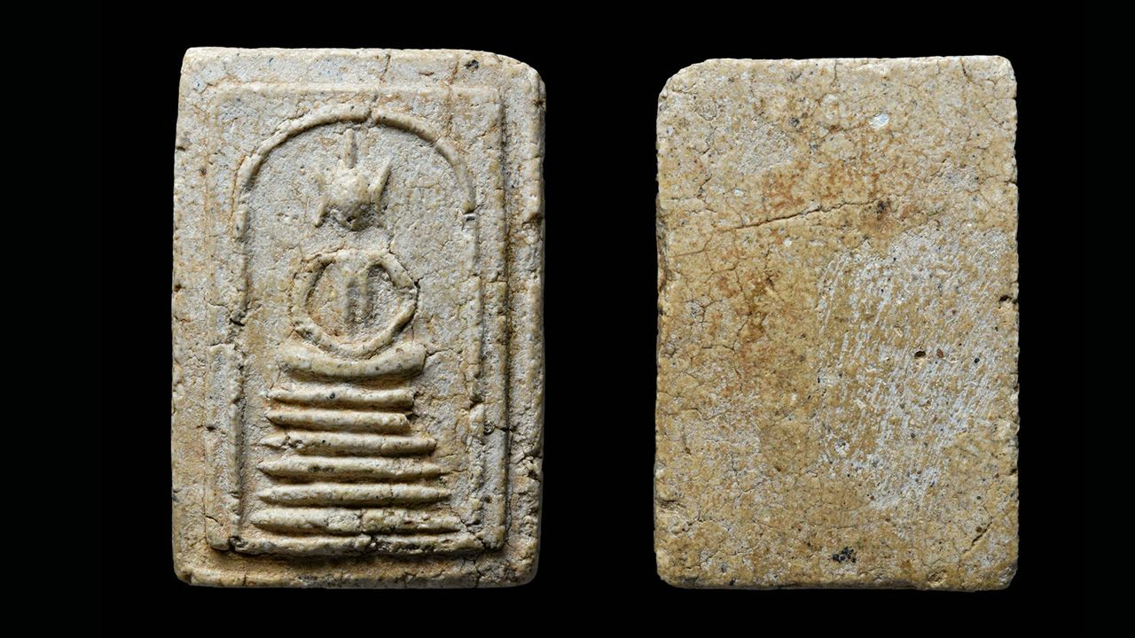 พระสมเด็จเกศไชโย พิมพ์นิยม ๖ ชั้น อกตัน วัดไชโยวรวิหาร ของ เศรษฐศิริ ศิลปสุวรรณชัย.