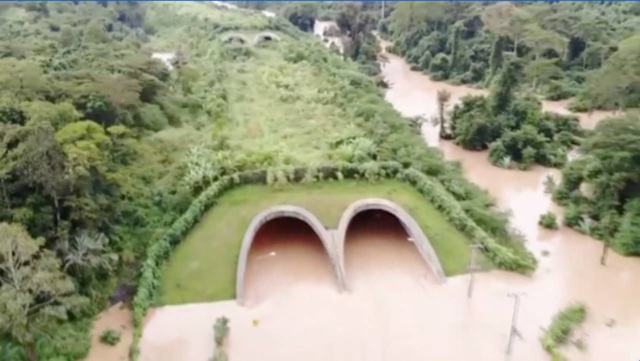 ภาพอุโมงค์ทับลานจากมุมสูง ช่วงที่น้ำยังท่วมวานนี้ (1 พ.ย.)