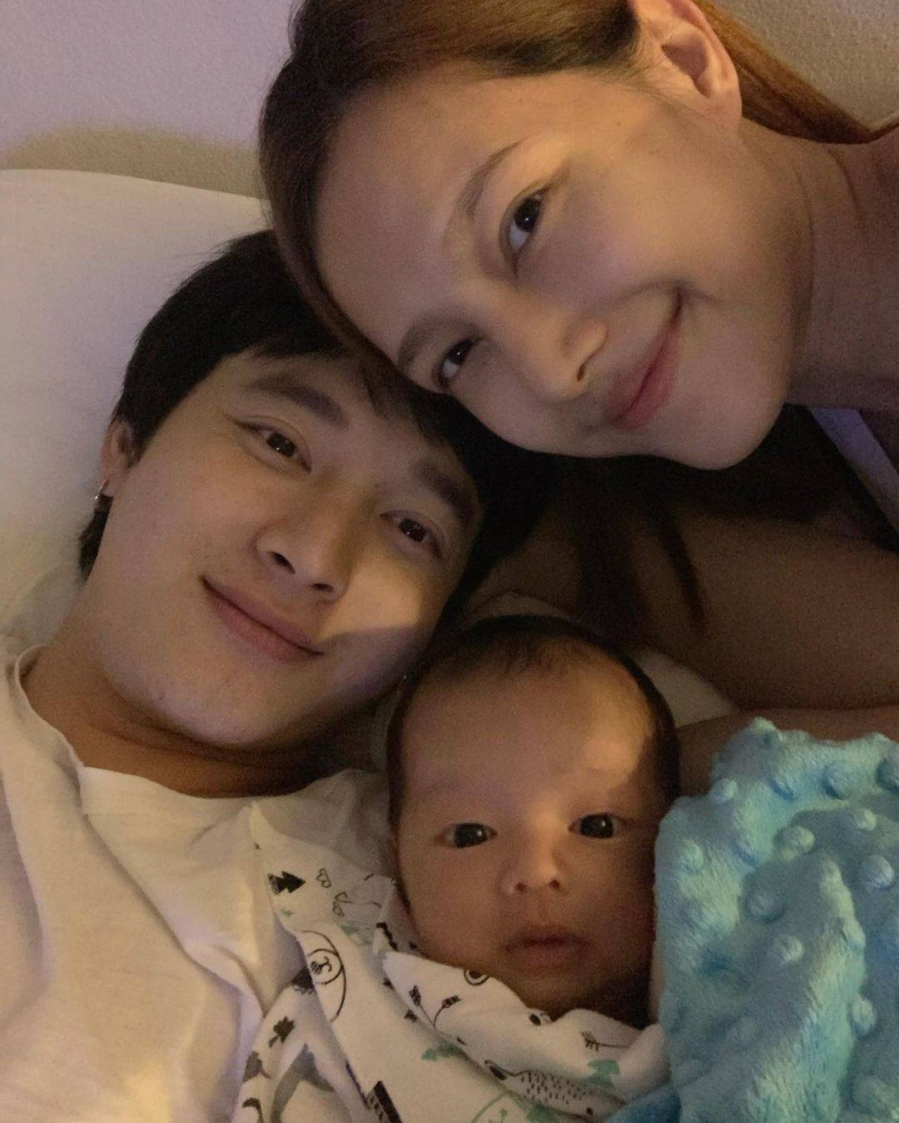 แนท-เป๊ก และน้องเรม่า ลูกชาย ขอบคุณภาพจากไอจี @nat_nattasha