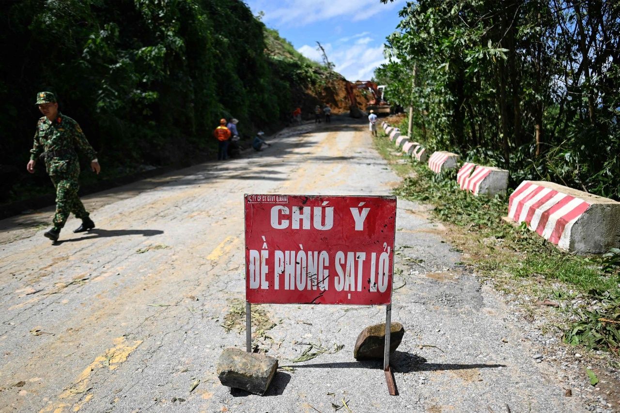 เกิดดินสไลด์หลายจุดในพื้นที่ชนบทของจังหวัดกว๋างนาม หลังไต้ฝุ่นโมลาเบ ขึ้นฝั่งเมื่อวันที่ 28 ต.ค.63