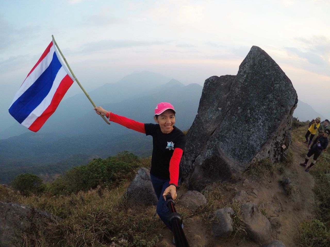 หินเรือใบ นักท่องเที่ยวยืนเชลฟี่ด้วยความภาคภูมิใจที่พิชิต โมโกจูได้