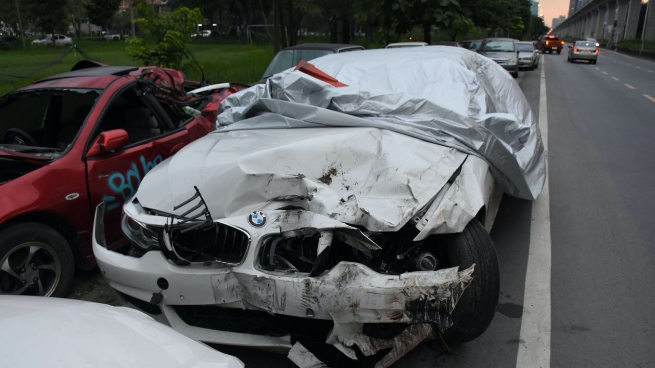 ตำรวจคลองตันยึดรถบีเอ็มของกลางมาจอดไว้ริมถนนกำแพงเพชร 7 