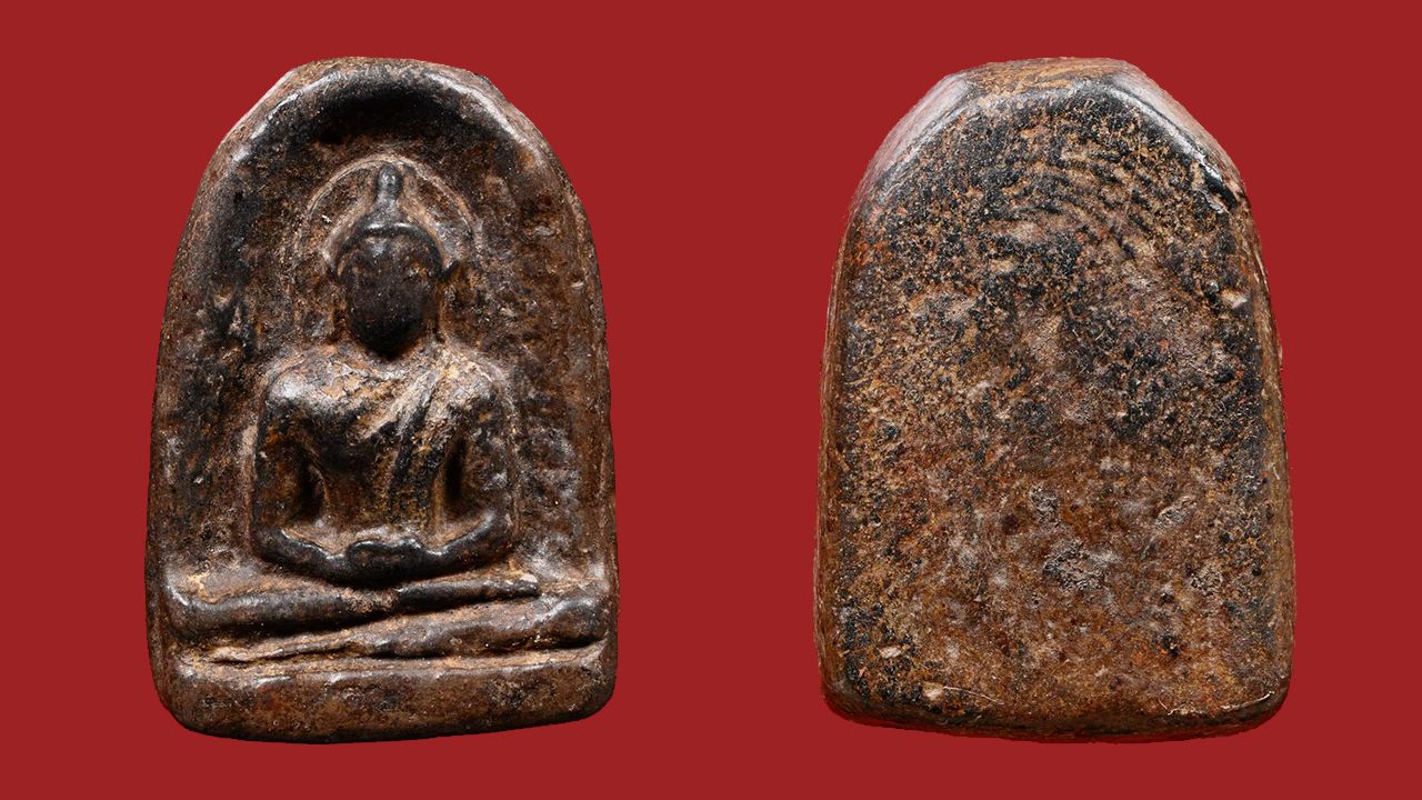 พระกำแพงซุ้มกอดำ พิมพ์ไม่มีกนก กรุลานทุ่งเศรษฐี ของ เพชร อิทธิ.