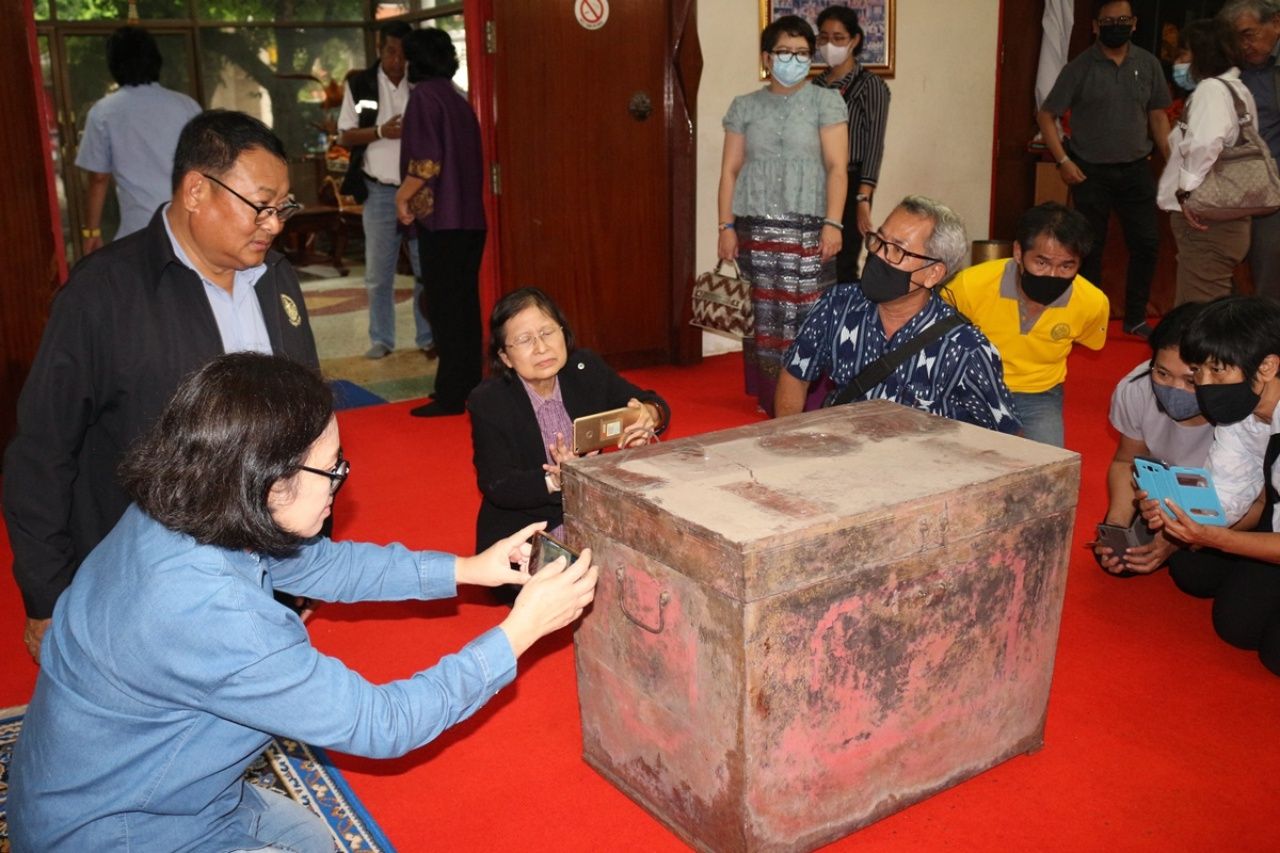 เจ้าหน้าที่กรมศิลปากร  ตรวจดูลวดลายหีบพระธรรมโบราณ