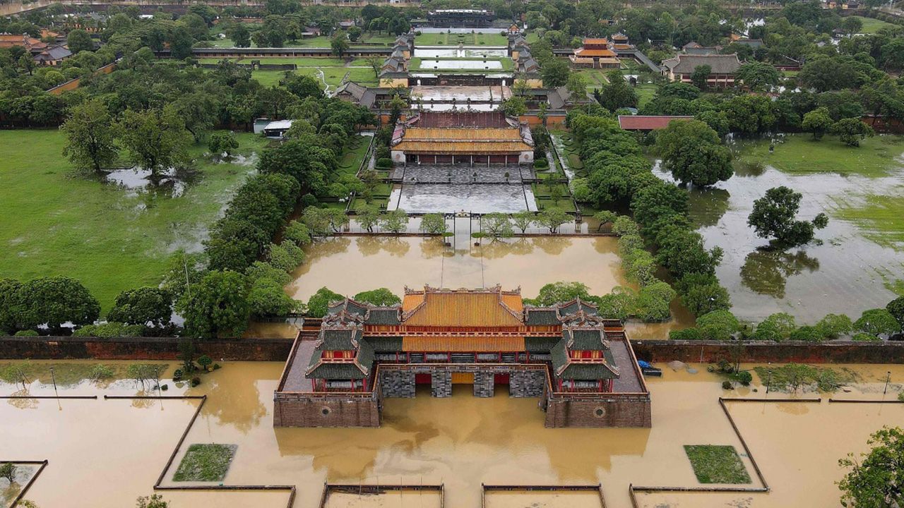 น้ำท่วมในเมืองเว้ หลังฝนตกหนักจากอิทธิพลของพายุโซนร้อนหลิ่นฟา