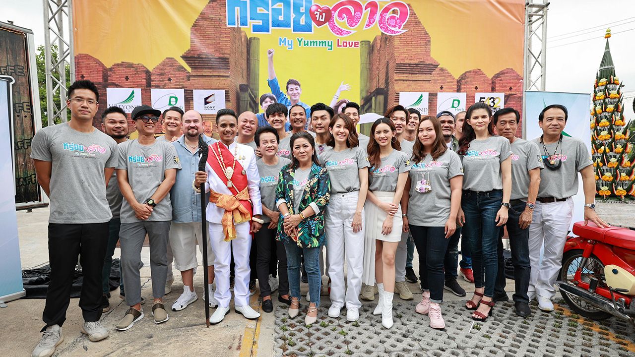 ฤกษ์ดี พัฐศวัธ พงศ์ชัยยุทธ์ ผู้บริหารหนุ่มรุ่นใหม่ไฟแรง บริษัท 5432 แอ็คชั่นส์ จำกัด บวงสรวงภาพยนตร์ “หร่อยจังจ้าว” โดยมี อาจารย์หนุ่ม หมอดูเทวดา ทำพิธี เพื่อความเป็นสิริมงคล มี นิกกี้–ณฉัตร, พลอย–ภัทรากร, แอนนี่ บรู๊ค ฯลฯ มาร่วมงาน ที่ ร้านอาหารถนัดแดก เกษตร-นวมินทร์ วันก่อน.