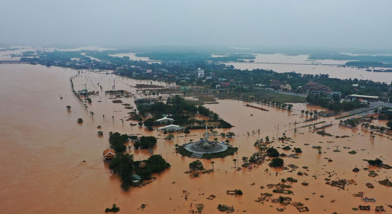 หมู่บ้านหลายแห่งของจังหวัด Quang Tri ในเวียดนาม เกิดน้ำท่วม จากอิทธิพลของพายุโซนร้อนหลิ่นฟา ที่ทำให้เกิดฝนตกหนัก หลังขึ้นฝั่งภาคกลางของเวียดนาม เมื่อ 11 ต.ค.63