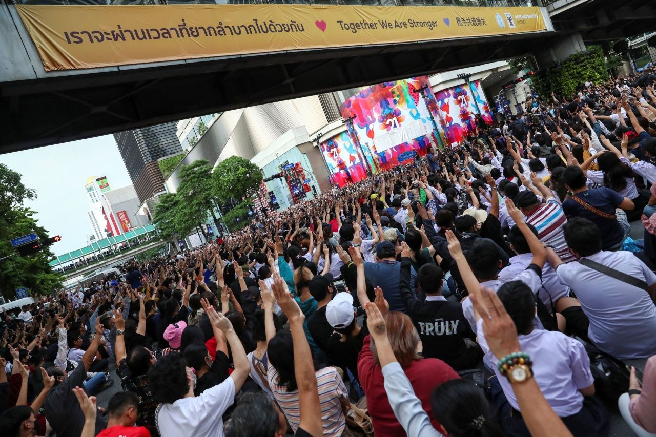 ผู้ชุมนุมต่อต้านรัฐบาลนายกรัฐมนตรีประยุทธ์ จันทร์โอชา นัดชุมนุมบริเวณสี่แยกราชประสงค์ เมื่อ 15 ต.ค.63