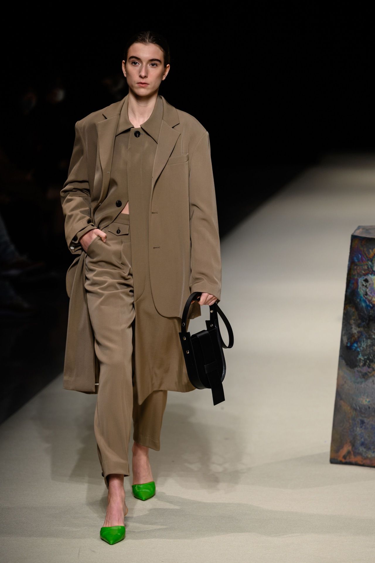 โทนสีอบอุ่น เรียบหรู จากแบรนด์ Ihnn​ ที่ Tokyo Fashion Week เมื่อวันที่ 16 ต.ค.2563