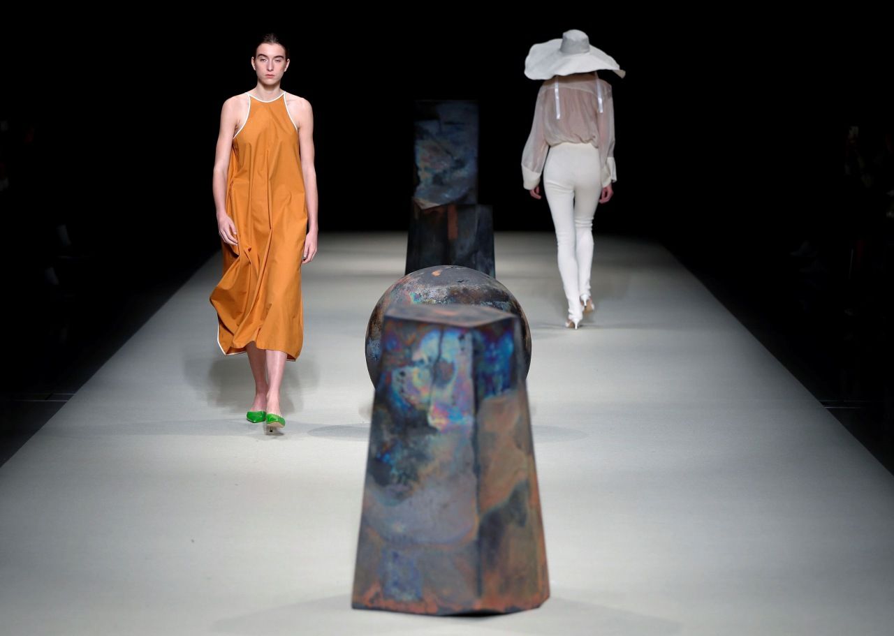 ชุดเรียบหรู เนื้อผ้าอย่างดีของแบรนด์ Ihnn​ ผลงานของดีไซเนอร์ชาวญี่ปุ่น Chisung Ihn ที่ฝากผลงานมาหลายเวทีแฟชั่นระดับโลก รวมถึงล่าสุดในคอลเลกชัน Spring/Summer  2021 ที่ Tokyo Fashion Week เมื่อวันที่ 16 ต.ค.2563