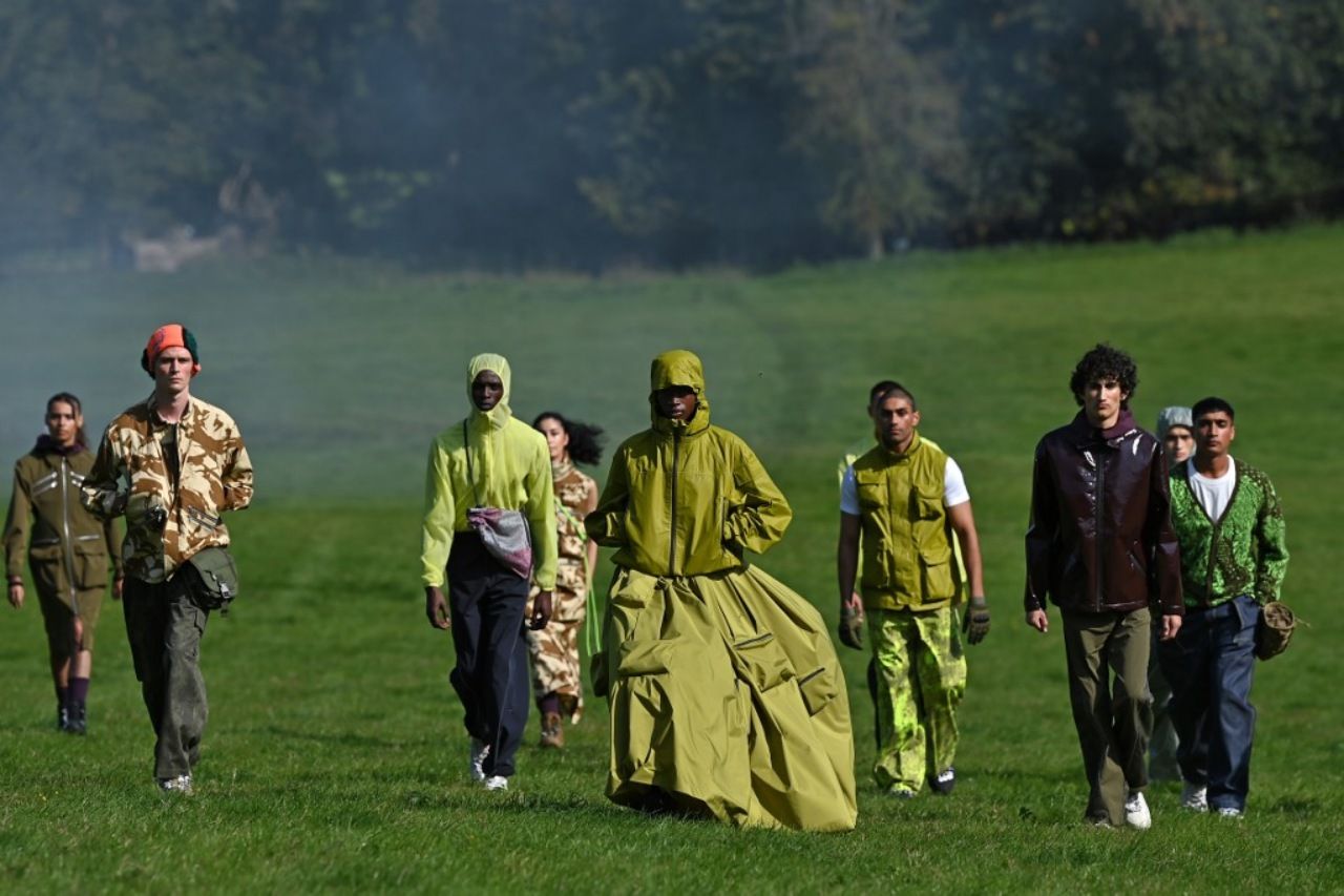 ผลงานของ Paria Farzaneh ดีไซเนอร์จากลอนดอน ในคอลเลกชัน Spring/Summer 2021 งาน London Fashion Week เมื่อวันที่ 20 ก.ย. 2563