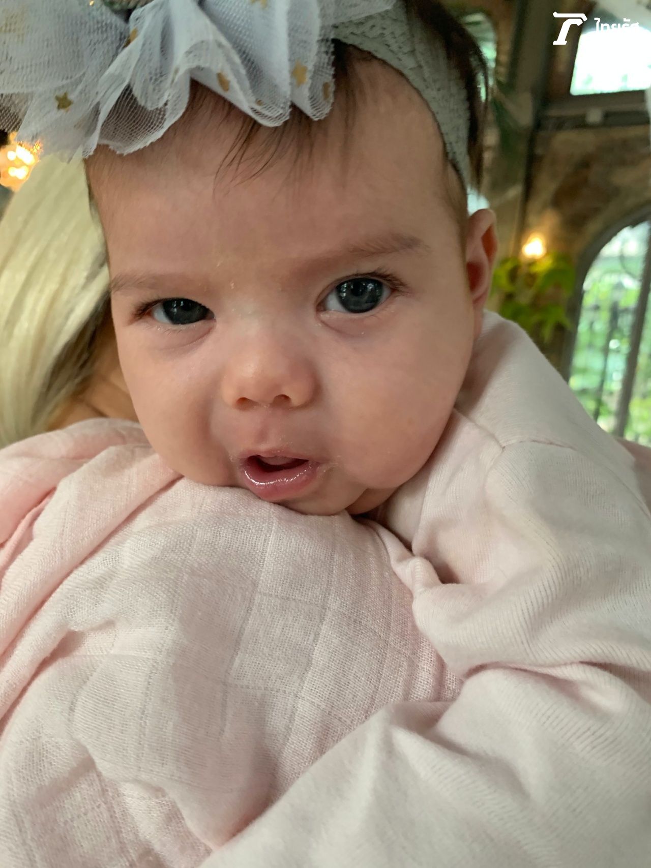 ตื่นๆ ตื่นแล้ว ไม่ตื่นคน ใครมาขออุ้มๆ ก็ไม่ร้องไห้โยเยนะเออ แต่แอบอุจจาระมาสักพัก กลิ่นโชยๆ ออกมา จึงรู้ต้องรีบเปลี่ยนผ้าอ้อมให้น้อง 