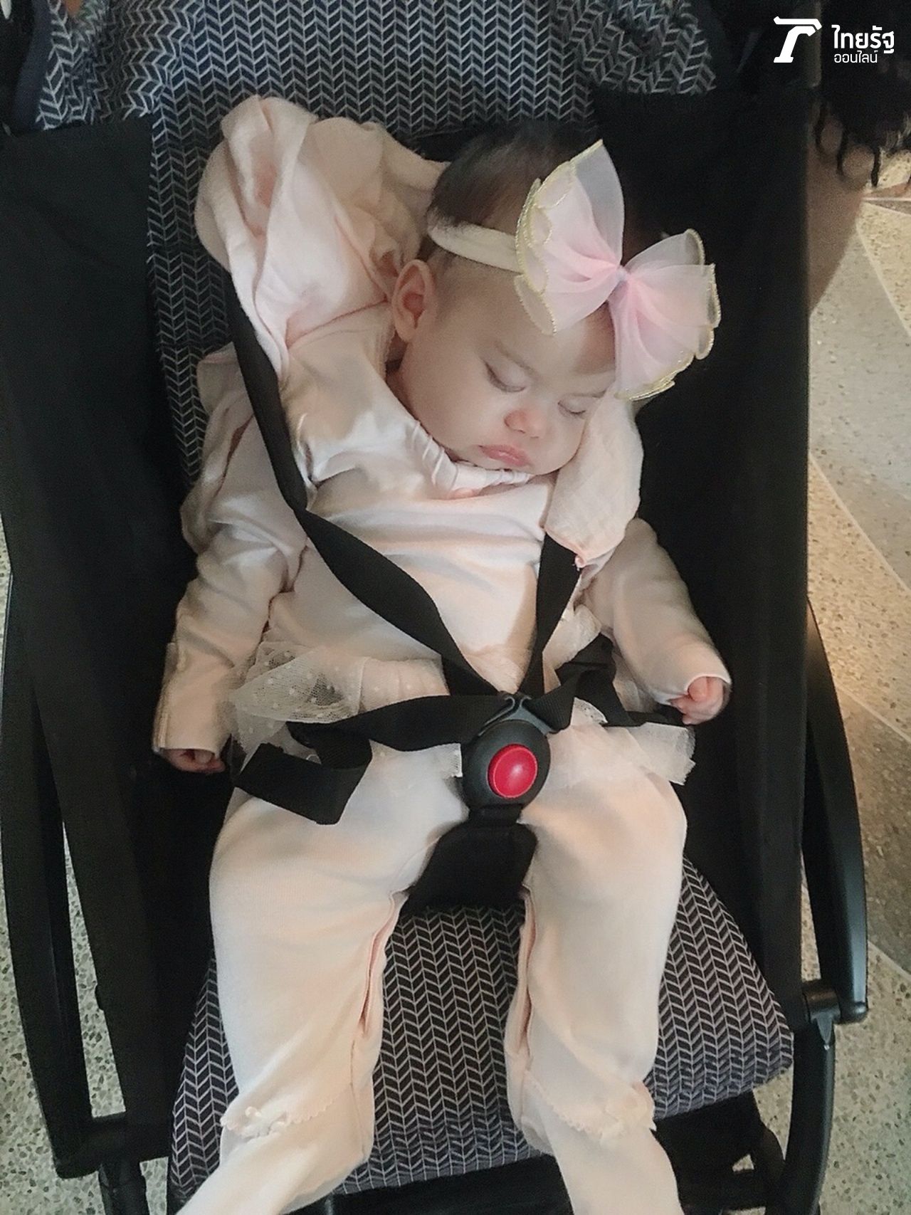 ที่คาดผมใหม่ สีเข้ากับชุดพอดีเลย คุณพี่ใจดีเพื่อนสาวแสนสวยของซาร่า ตั้งใจเอามาให้น้องเอมมิลี่ 