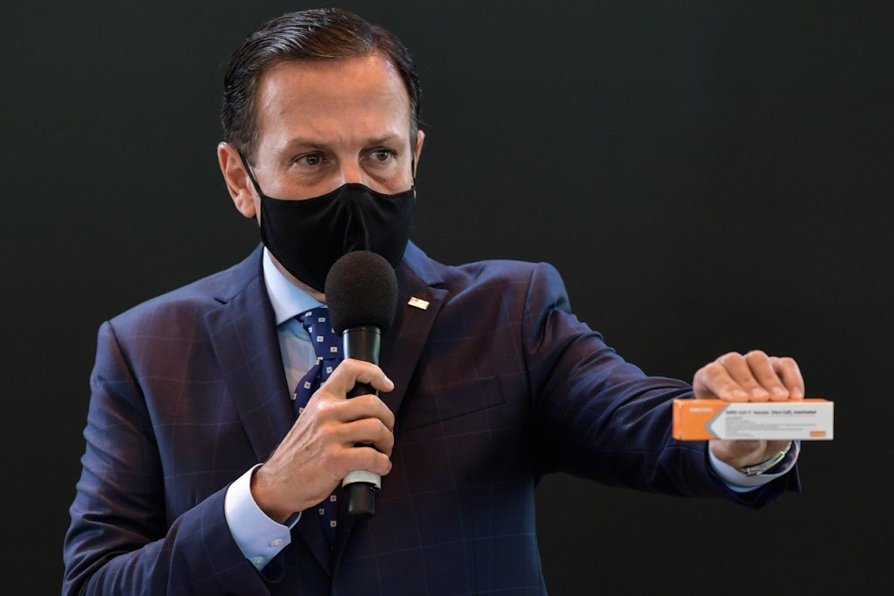 โชอาว โดเรีย ผู้ว่าการรัฐเซา เปาโล โชว์กล่องใส่วัคซีนโควิดของบริษัทซิโนแวค