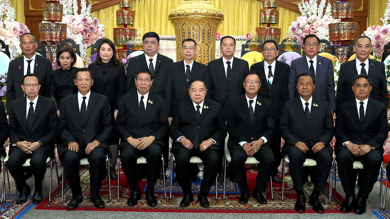 สู่สุคติ ศ.พรเพชร วิชิตชลชัย เป็นประธานในพิธีสวดพระอภิธรรมศพ สายสนี วงษ์สุวรรณมารดาของ พล.อ.ประวิตร วงษ์สุวรรณ - พล.ร.อ.ศิษฐวัชร วงษ์สุวรรณ โดยมี พล.อ.สุกิจขมะสุนทร และ พล.อ.วิชิต ยาทิพย์ มาร่วมในพิธีด้วย ที่วัดโสมนัสราชวรวิหาร ค่ำวันก่อน.