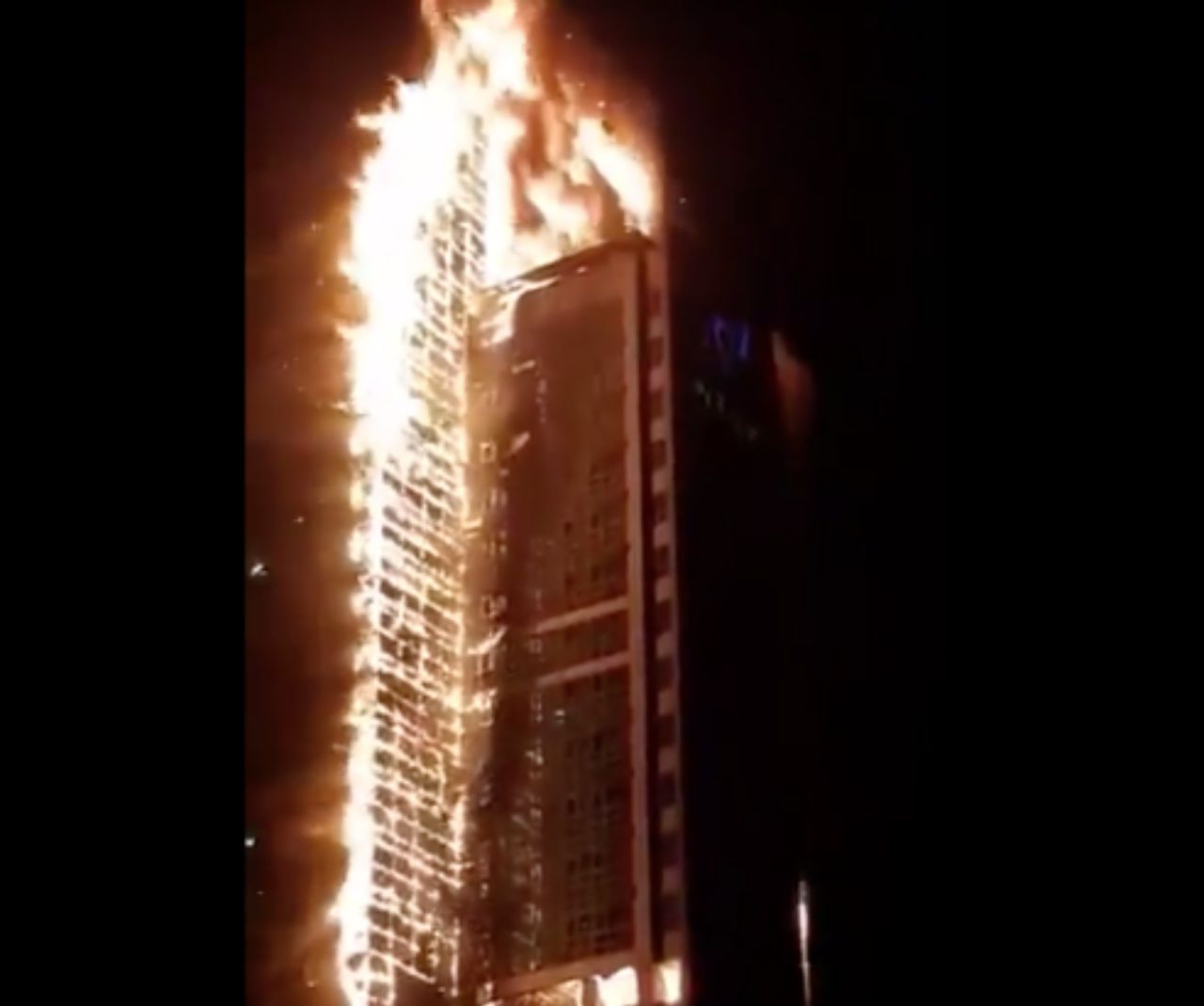 ไฟไหม้อพาร์ตเมนต์สูง 33 ชั้นที่เมืองอูลซาน ในเกาหลีใต้ เมื่อคืนวันที่ 8 พ.ย.63  พระเพลิงโหมลามทั้งตึกอย่างรวดเร็ว