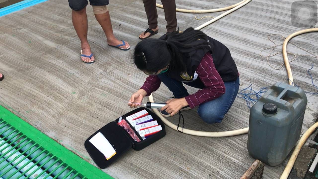 จทท.วัดค่าพีเอชในน้ำทิ้งจากโรงงานหลังแอมโมเนียรั่ว