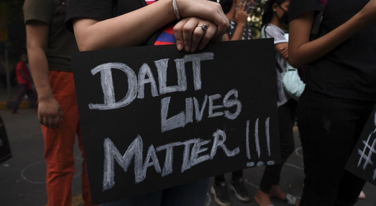 ผู้ประท้วงถือป้ายเรียกร้องความยุติธรรมให้แก่เหยื่อข่มขืนซึ่งเป็นกลุ่มดาลิต