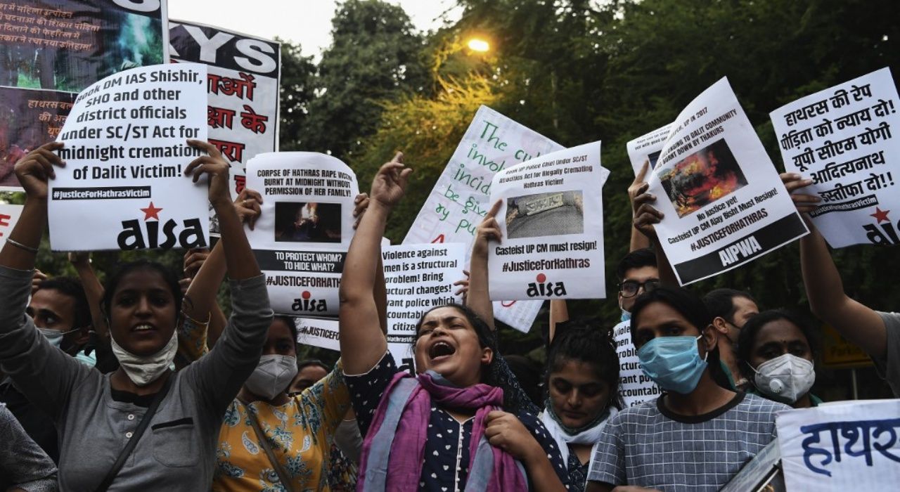 กลุ่มนักศึกษาประณามเหตุข่มขืนหญิงสาววัย 19 ปีในรัฐอุตตรประเทศ