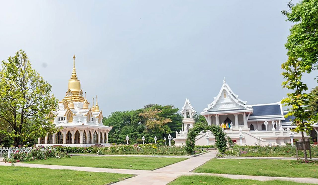 ภาพบริเวณ พระมหาธาตุเจดีย์ ภายในวัดไทยกุสินาราเฉลิมราชย์ ปัจจุบันปิดห้ามคนเข้าตามมาตรการป้องกันไวรัสโควิด-19 ระบาด จึงสงบเงียบ.