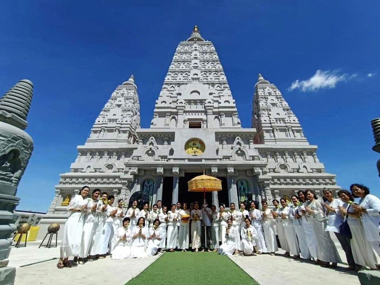 พระมหาเจดีย์พุทธคยา (จำลอง) ที่ วัดสุวรรณภูมิพุทธชยันตี 989 จ.สมุทรปราการ ซึ่งพระธรรมทูตไทยในอินเดียย้ายมาจำวัดช่วงวิกฤติโควิด-19 มีพุทธศาสนชิกไปทำบุญแทนไปแสวงบุญที่อินเดีย ไม่ขาดสายเช่นกัน.