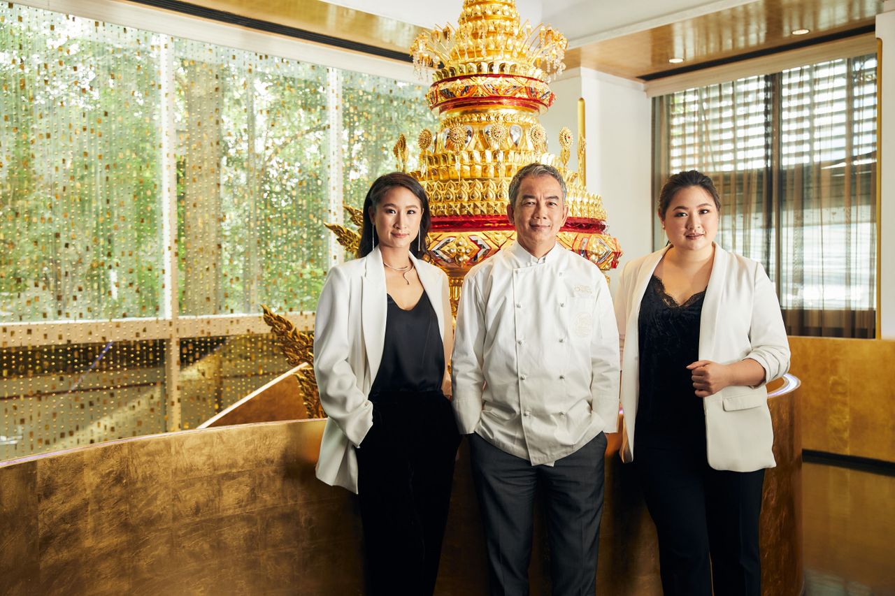 (ซ้ายไปขวา) ศุภาพิชญ์ พิทยานุกุล, เชฟวิชิต มุกุระ, เชฟเกวลิน พิทยานุกุล