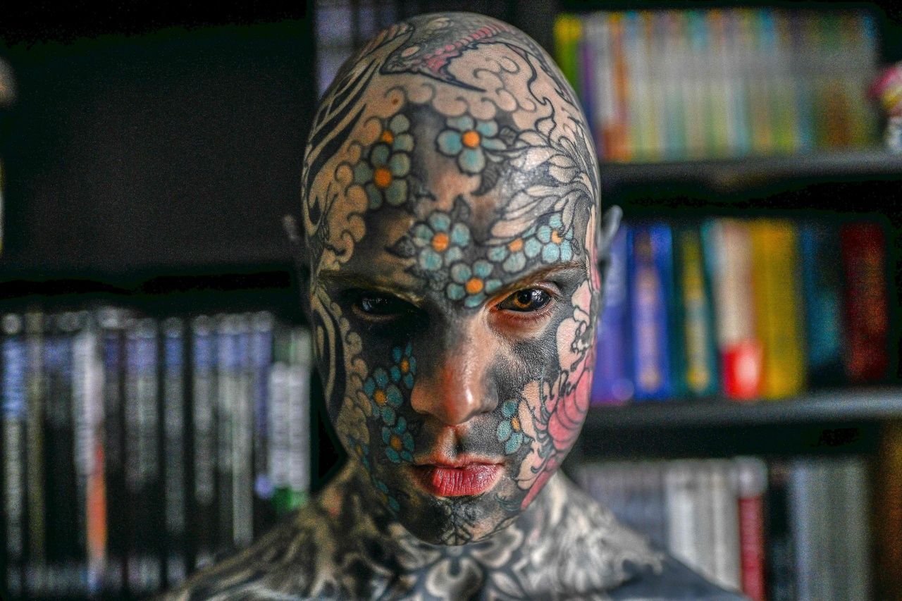 ซิลเวียน  เฮเลน ครูหนุ่มชาวฝรั่งเศส  สักลายทั้งตัว