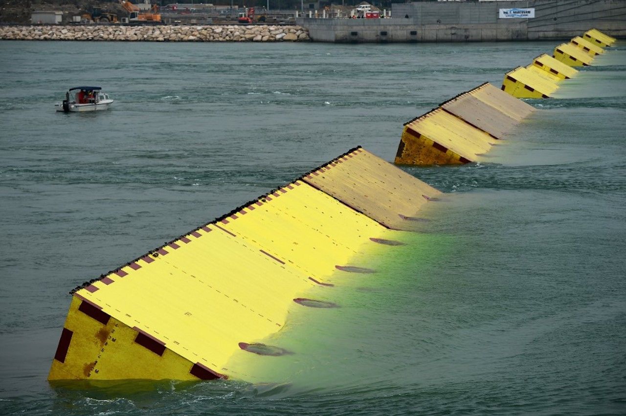 แบริเออร์แต่ละบานจะมีความสูง 20 ม. ยาวระหว่าง 18.5-29 ม. และหนาระหว่าง 3.6-5 ม.